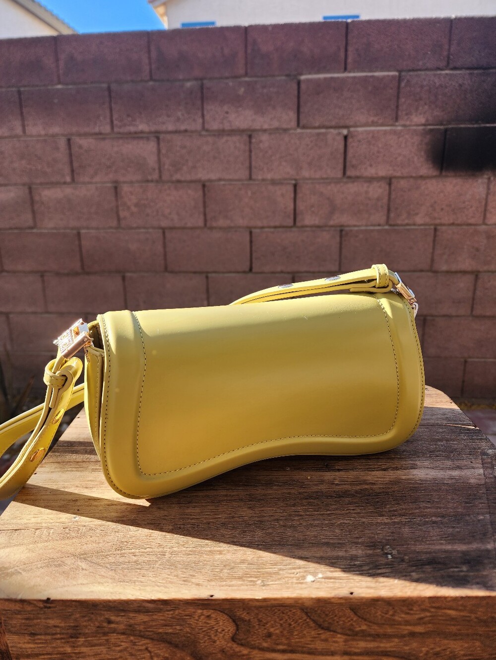 Minimalist Chic Curves Women’s Mustard Leather Sculpted Max Shoulder Bag - Picture 4 of 12